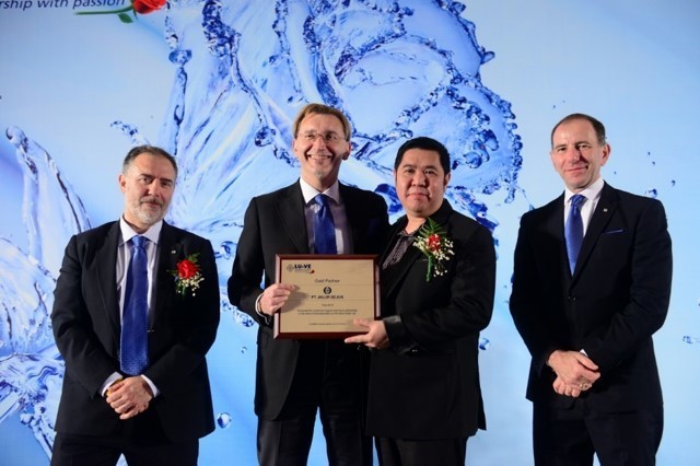 PT Jalur sejuk  receiving the Gold Business Partner Award
