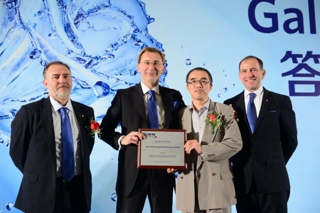 Sino Shine receiving the Diamond Business Partner Award
