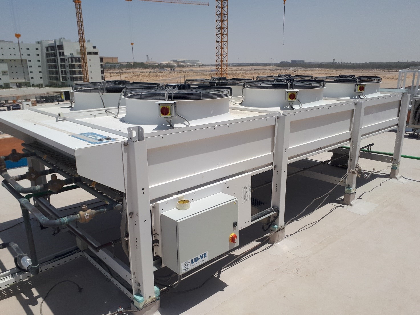 Carrefour Masdar City<br>
Super market cold stores and preparation rooms<br>
<br>
Evaporator:<br>
20 x F31HC/F35HC CO2, FHD CO2,<br>
<br>
Gas Cooler:<br>
1 x SAV9T 3232 CO2 + P25 + EC + IS<br>
<br>
First CO2 installation in the GCC countries.<br>
Masdar City is the first sustainable city in the GCC, where “green” initiatives are implemented.<br>
Technical challenge: CO2 transcritical in an area that reaches 50°C, made possible by LU-VE adiabatic dry cooler.